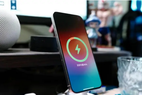 怀化苹果15换屏服务分享用什么充电器给iPhone15充电更好 